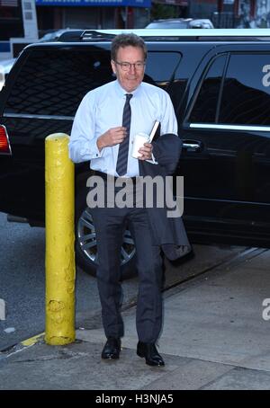New York, NY, USA. Oct 11, 2016. Bryan Cranston dehors et environ pour la célébrité Candids - TUE, New York, NY Le 11 octobre 2016. © Derek Storm/Everett Collection/Alamy Live News Banque D'Images