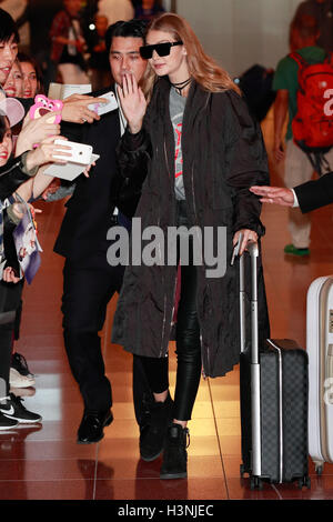 Tokyo, Japon. 11 octobre, 2016. Mannequin et personnalité Gigi Hadid salue des fans lors de son arrivée à l'Aéroport International de Tokyo le 11 octobre 2016, Tokyo, Japon. Hadid est venu de Dubaï à assister à un événement de mode collection TOMMYxGIGI qui aura lieu le 12 octobre à Tokyo, la promotion de sa collaboration avec Tommy Hilfiger. Credit : Rodrigo Reyes Marin/AFLO/Alamy Live News Banque D'Images