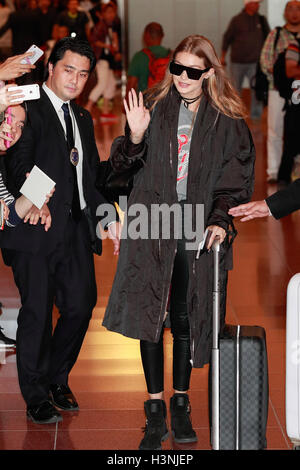 Tokyo, Japon. 11 octobre, 2016. Mannequin et personnalité Gigi Hadid salue des fans lors de son arrivée à l'Aéroport International de Tokyo le 11 octobre 2016, Tokyo, Japon. Hadid est venu de Dubaï à assister à un événement de mode collection TOMMYxGIGI qui aura lieu le 12 octobre à Tokyo, la promotion de sa collaboration avec Tommy Hilfiger. Credit : Rodrigo Reyes Marin/AFLO/Alamy Live News Banque D'Images