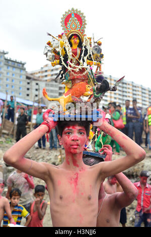 Dhaka, Bangladesh. 11 octobre, 2016. Les dévots hindous bangladeshis immerger une idole de déesse hindoue Durga dans la rivière Buriganga à Dhaka, au Bangladesh. Le 11 octobre 2016, la communauté hindoue terminé leurs quatre jours de festival annuel Durga Puja, le culte de la déesse hindoue Durga, qui symbolise la puissance et le triomphe du bien sur le mal, avec l'immersion des idoles de la déesse au Bangladesh. Mamunur Rashid/crédit : Alamy Live News Banque D'Images