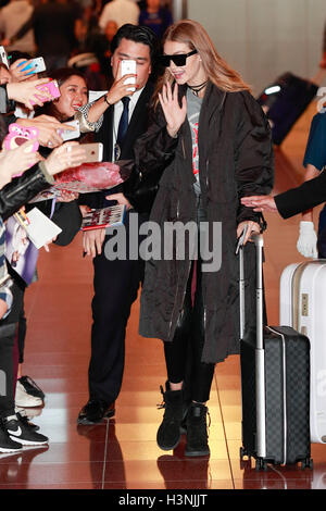 Tokyo, Japon. 11 octobre, 2016. Mannequin et personnalité Gigi Hadid salue des fans lors de son arrivée à l'Aéroport International de Tokyo le 11 octobre 2016, Tokyo, Japon. Hadid est venu de Dubaï à assister à un événement de mode collection TOMMYxGIGI qui aura lieu le 12 octobre à Tokyo, la promotion de sa collaboration avec Tommy Hilfiger. Credit : Rodrigo Reyes Marin/AFLO/Alamy Live News Banque D'Images