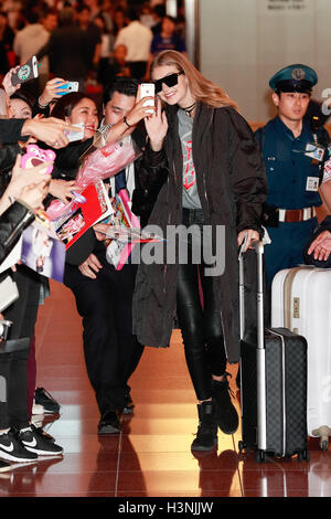 Tokyo, Japon. 11 octobre, 2016. Mannequin et personnalité Gigi Hadid salue des fans lors de son arrivée à l'Aéroport International de Tokyo le 11 octobre 2016, Tokyo, Japon. Hadid est venu de Dubaï à assister à un événement de mode collection TOMMYxGIGI qui aura lieu le 12 octobre à Tokyo, la promotion de sa collaboration avec Tommy Hilfiger. Credit : Rodrigo Reyes Marin/AFLO/Alamy Live News Banque D'Images