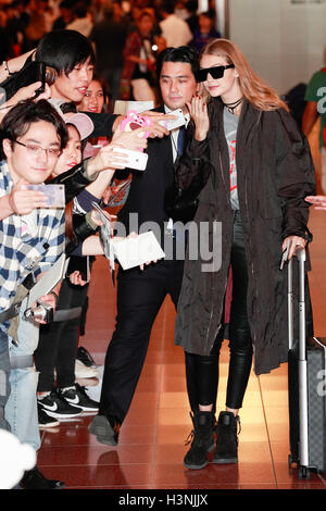 Tokyo, Japon. 11 octobre, 2016. Mannequin et personnalité Gigi Hadid salue des fans lors de son arrivée à l'Aéroport International de Tokyo le 11 octobre 2016, Tokyo, Japon. Hadid est venu de Dubaï à assister à un événement de mode collection TOMMYxGIGI qui aura lieu le 12 octobre à Tokyo, la promotion de sa collaboration avec Tommy Hilfiger. Credit : Rodrigo Reyes Marin/AFLO/Alamy Live News Banque D'Images