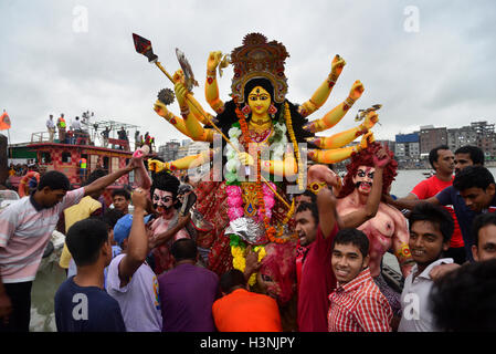 Dhaka, Bangladesh. 11 octobre, 2016. Les dévots hindous bangladeshis immerger une idole de déesse hindoue Durga dans la rivière Buriganga à Dhaka, au Bangladesh. Le 11 octobre 2016, la communauté hindoue terminé leurs quatre jours de festival annuel Durga Puja, le culte de la déesse hindoue Durga, qui symbolise la puissance et le triomphe du bien sur le mal, avec l'immersion des idoles de la déesse au Bangladesh. Mamunur Rashid/crédit : Alamy Live News Banque D'Images