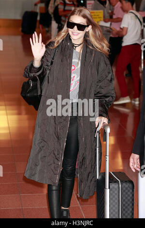 Tokyo, Japon. 11 octobre, 2016. Mannequin et personnalité Gigi Hadid salue des fans lors de son arrivée à l'Aéroport International de Tokyo le 11 octobre 2016, Tokyo, Japon. Hadid est venu de Dubaï à assister à un événement de mode collection TOMMYxGIGI qui aura lieu le 12 octobre à Tokyo, la promotion de sa collaboration avec Tommy Hilfiger. Credit : Rodrigo Reyes Marin/AFLO/Alamy Live News Banque D'Images