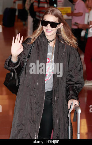 Tokyo, Japon. 11 octobre, 2016. Mannequin et personnalité Gigi Hadid salue des fans lors de son arrivée à l'Aéroport International de Tokyo le 11 octobre 2016, Tokyo, Japon. Hadid est venu de Dubaï à assister à un événement de mode collection TOMMYxGIGI qui aura lieu le 12 octobre à Tokyo, la promotion de sa collaboration avec Tommy Hilfiger. Credit : Rodrigo Reyes Marin/AFLO/Alamy Live News Banque D'Images