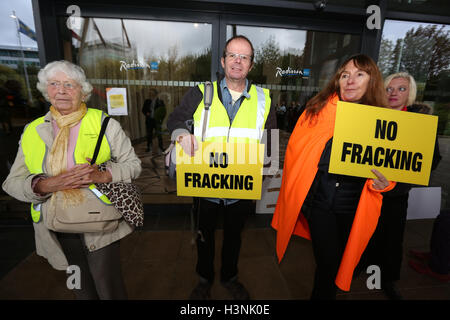 Manchester, UK. 11 octobre, 2016. Les manifestants de fracturation holding signs lisez : Pas de fracturation hydraulique" à l'extérieur de l'hôtel Radisson Blu, l'aéroport de Manchester, du 11 octobre 2016 Crédit : Barbara Cook/Alamy Live News Banque D'Images