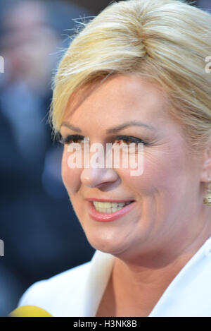 Downing Street, London, UK. 11 octobre 2016. Kolinda Grabar-KitaroviPrésident de la Croatie ć visites PM Theresa peut à Downing St Banque D'Images