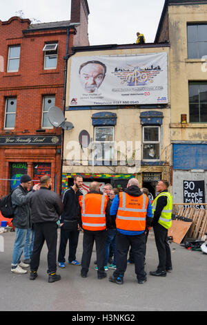 Manchester, UK. 11 octobre, 2016. Un jeune homme, Chris de Salford, grimpa sur le toit de la maison en fonction du pont Ducie Street Miller à 8-o-réveil ce matin pour protester contre l'expulsion de 30 personnes sans abri qui ont été accroupis dans l'immeuble pendant plusieurs semaines. Les agents d'application de la Haute Cour acquise entrée du bâtiment, propriété de la société coopérative, tôt ce matin, d'expulser les squatters qui ont été défiant un haute cour d'expulsion. Crédit : Dave Ellison/Alamy Live News Banque D'Images