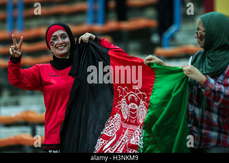 Shah Alam, en Malaisie - 11 octobre, 2016. Afghanistan fans tenant le drapeau national pendant la match amical contre la Malaisie à Shah Alam Stadium Crédit : nufa qaiesz/Alamy Live News Banque D'Images