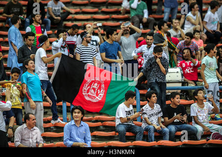 Shah Alam, en Malaisie 11 octobre, 2016. Fans de l'Afghanistan maintenant le drapeau national pendant la match amical contre la Malaisie à Shah Alam Stadium Crédit : nufa qaiesz/Alamy Live News Banque D'Images