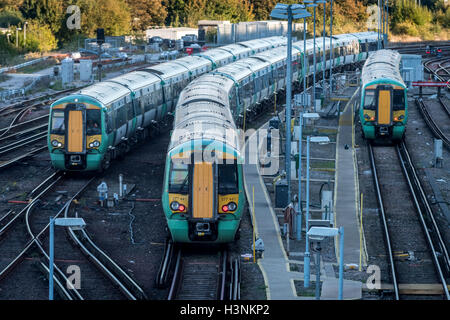 Brighton, UK. 11 octobre, 2016. Matériel roulant dans le garage à l'extérieur de la gare de Brighton à la fin de la première journée de l'EGI grève. Crédit : Andrew Hasson/Alamy Live News Banque D'Images