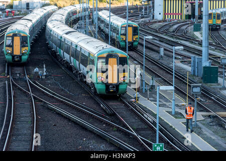 Brighton, UK. 11 octobre, 2016. Matériel roulant dans le garage à l'extérieur de la gare de Brighton à la fin de la première journée de l'EGI grève. Crédit : Andrew Hasson/Alamy Live News Banque D'Images