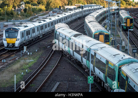 Brighton, UK. 11 octobre, 2016. Matériel roulant dans le garage à l'extérieur de la gare de Brighton à la fin de la première journée de l'EGI grève. Crédit : Andrew Hasson/Alamy Live News Banque D'Images