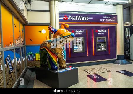 Londres, Royaume-Uni. 11 octobre 2016. Brighton Belle est l'un des 45 statues Snowdog géant qui sont placés autour de Brighton & Hove et Londres,pour promouvoir un sentier d'art public interactif, Snowdogs par la mer, qui s'étend du samedi 24 septembre au dimanche 27 novembre 2016. Credit : claire doherty/Alamy Live News Banque D'Images