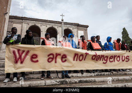 Rome, Italie. Oct 11, 2016. Des centaines de migrants, des bénévoles de l'expérience de baobab et d'autres organisations humanitaires se rassemblent pour prendre part à une manifestation en solidarité avec les réfugiés qui cherchent asile en Europe, pour protester contre la situation de réception à Rome qui devient chaque jour plus indispensable après la fermeture de l'organisme immigrant centre Baobab dans l'Association street à Rome, Italie le 11 octobre, 2016. Credit : Giuseppe Ciccia/Alamy Live News Banque D'Images