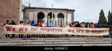 Rome, Italie. Oct 11, 2016. Des centaines de migrants, des bénévoles de l'expérience de baobab et d'autres organisations humanitaires se rassemblent pour prendre part à une manifestation en solidarité avec les réfugiés qui cherchent asile en Europe, pour protester contre la situation de réception à Rome qui devient chaque jour plus indispensable après la fermeture de l'organisme immigrant centre Baobab dans l'Association street à Rome, Italie le 11 octobre, 2016. Credit : Giuseppe Ciccia/Alamy Live News Banque D'Images