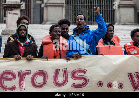 Rome, Italie. Oct 11, 2016. Des centaines de migrants, des bénévoles de l'expérience de baobab et d'autres organisations humanitaires se rassemblent pour prendre part à une manifestation en solidarité avec les réfugiés qui cherchent asile en Europe, pour protester contre la situation de réception à Rome qui devient chaque jour plus indispensable après la fermeture de l'organisme immigrant centre Baobab dans l'Association street à Rome, Italie le 11 octobre, 2016. Credit : Giuseppe Ciccia/Alamy Live News Banque D'Images