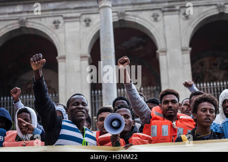 Rome, Italie. Oct 11, 2016. Des centaines de migrants, des bénévoles de l'expérience de baobab et d'autres organisations humanitaires se rassemblent pour prendre part à une manifestation en solidarité avec les réfugiés qui cherchent asile en Europe, pour protester contre la situation de réception à Rome qui devient chaque jour plus indispensable après la fermeture de l'organisme immigrant centre Baobab dans l'Association street à Rome, Italie le 11 octobre, 2016. Credit : Giuseppe Ciccia/Alamy Live News Banque D'Images