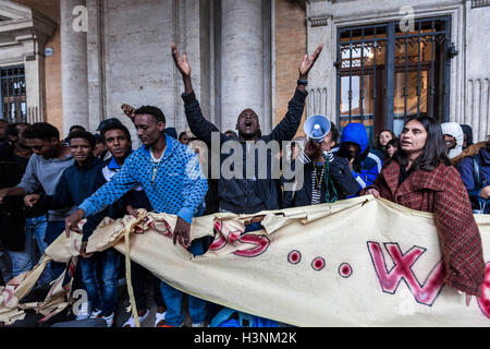 Rome, Italie. Oct 11, 2016. Des centaines de migrants, des bénévoles de l'expérience de baobab et d'autres organisations humanitaires se rassemblent pour prendre part à une manifestation en solidarité avec les réfugiés qui cherchent asile en Europe, pour protester contre la situation de réception à Rome qui devient chaque jour plus indispensable après la fermeture de l'organisme immigrant centre Baobab dans l'Association street à Rome, Italie le 11 octobre, 2016. Credit : Giuseppe Ciccia/Alamy Live News Banque D'Images