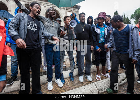 Rome, Italie. Oct 11, 2016. Des centaines de migrants, des bénévoles de l'expérience de baobab et d'autres organisations humanitaires se rassemblent pour prendre part à une manifestation en solidarité avec les réfugiés qui cherchent asile en Europe, pour protester contre la situation de réception à Rome qui devient chaque jour plus indispensable après la fermeture de l'organisme immigrant centre Baobab dans l'Association street à Rome, Italie le 11 octobre, 2016. Credit : Giuseppe Ciccia/Alamy Live News Banque D'Images