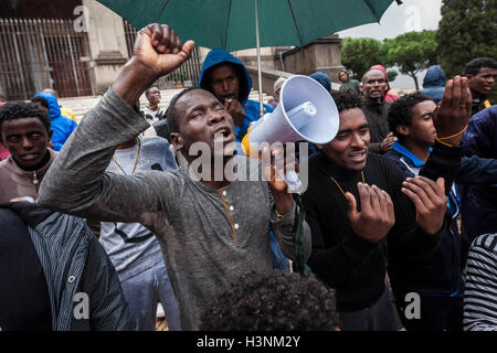 Rome, Italie. Oct 11, 2016. Des centaines de migrants, des bénévoles de l'expérience de baobab et d'autres organisations humanitaires se rassemblent pour prendre part à une manifestation en solidarité avec les réfugiés qui cherchent asile en Europe, pour protester contre la situation de réception à Rome qui devient chaque jour plus indispensable après la fermeture de l'organisme immigrant centre Baobab dans l'Association street à Rome, Italie le 11 octobre, 2016. Credit : Giuseppe Ciccia/Alamy Live News Banque D'Images