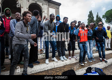 Rome, Italie. Oct 11, 2016. Des centaines de migrants, des bénévoles de l'expérience de baobab et d'autres organisations humanitaires se rassemblent pour prendre part à une manifestation en solidarité avec les réfugiés qui cherchent asile en Europe, pour protester contre la situation de réception à Rome qui devient chaque jour plus indispensable après la fermeture de l'organisme immigrant centre Baobab dans l'Association street à Rome, Italie le 11 octobre, 2016. Credit : Giuseppe Ciccia/Alamy Live News Banque D'Images