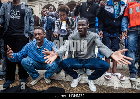 Rome, Italie. Oct 11, 2016. Des centaines de migrants, des bénévoles de l'expérience de baobab et d'autres organisations humanitaires se rassemblent pour prendre part à une manifestation en solidarité avec les réfugiés qui cherchent asile en Europe, pour protester contre la situation de réception à Rome qui devient chaque jour plus indispensable après la fermeture de l'organisme immigrant centre Baobab dans l'Association street à Rome, Italie le 11 octobre, 2016. Credit : Giuseppe Ciccia/Alamy Live News Banque D'Images