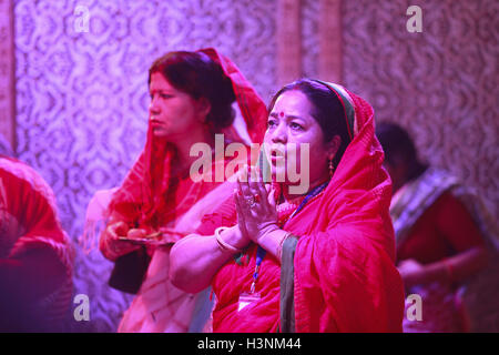 Dhaka, Bangladesh. Oct 11, 2016. Les dévots hindous bangladeshis offrent la prière devant l'idole de la Déesse Durga à Dhaka, au Bangladesh. Durga Puja ou Sharadotsav est chaque année un festival hindou en Asie du Sud qui célèbre le culte de la déesse hindoue Durga. La journée annuelle de cinq fête hindoue vénère la déesse Durga, qui symbolise la puissance et le triomphe du bien sur le mal dans la mythologie Hindoue. Credit : Suvra Kanti Das/ZUMA/Alamy Fil Live News Banque D'Images