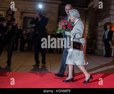 Londres, Royaume-Uni. 11 octobre, 2016. La reine assiste à la cérémonie de remise des prix à l'Académie Royale des Arts Crédit : Guy Josse/Alamy Live News Banque D'Images