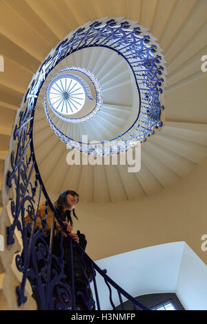 Royal Greenwich, Londres, 11 octobre 2016. Les visiteurs explorent l'Escalier restauré Tulip. La Maison de la Reine, qui était fermé pour restauration et rénovation pour plus d'un an, ouvre de nouveau au public, marquant le 400e anniversaire du bâtiment historique. Credit : Imageplotter News et Sports/Alamy Live News Banque D'Images