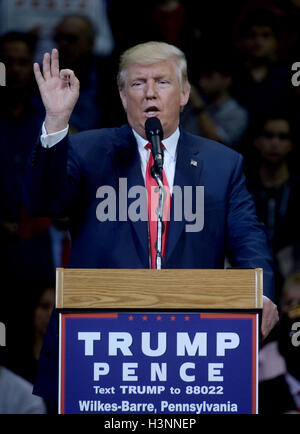 Wilkes Barr, PA, USA. 10 Oct, 2016. Candidat présidentiel républicain Donald Trump parle au cours d'une campagne l'apparence au Mohegan Sun Arena de Wilkes-Barre, Pa le 10 octobre 2016. © Dennis Van Tine/media/Alamy Punch Live News Banque D'Images