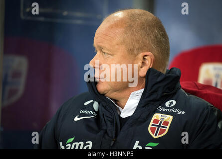 Oslo, Norvège. Oct 11, 2016. La Norvège, Oslo, 11 octobre 2016. Gestionnaire Per-Mathias Høgmo norvégienne (Per-Mathias Hogmo) vu au cours de la qualification de la Coupe du Monde entre la Norvège et la république de Saint-Marin à l'Ullevaal Stadion. Credit : Jan-Erik Eriksen/Alamy Live News Banque D'Images