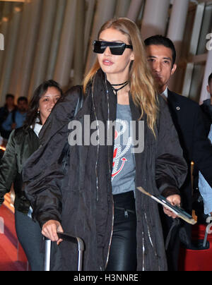 Tokyo, Japon. 11 octobre, 2016. Gigi Hadid modèle arrive à l'Aéroport International de Tokyo à Tokyo, Japon, le 11 octobre 2016. Credit : AFLO Co.,Ltd/Alamy Live News Banque D'Images