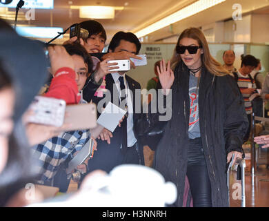 Tokyo, Japon. 11 octobre, 2016. Gigi Hadid modèle arrive à l'Aéroport International de Tokyo à Tokyo, Japon, le 11 octobre 2016. Credit : AFLO Co.,Ltd/Alamy Live News Banque D'Images