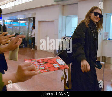 Tokyo, Japon. 11 octobre, 2016. Gigi Hadid modèle arrive à l'Aéroport International de Tokyo à Tokyo, Japon, le 11 octobre 2016. Credit : AFLO Co.,Ltd/Alamy Live News Banque D'Images