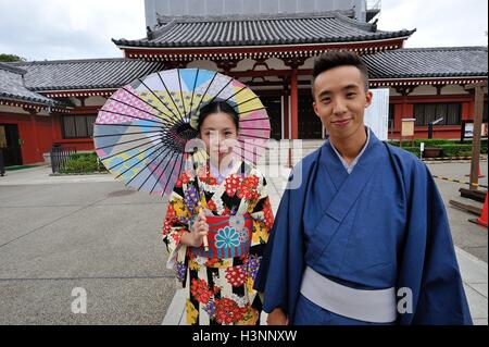 Tokyo, Japon. Oct 11, 2016. Un jeune couple japonais vêtus de Kimono japonais devant le Temple Senso-ji dans le quartier des divertissements d'Asakusa, Tokyo, Japon, le 11 octobre 2016. Un essor récent de touristes japonais et étrangers a fait des vacances un kimono de grosses affaires en divertissement d'Asakusa, Tokyo, Japon. Il y a quelques années, il y avait que 5 entreprises offrant la location de kimono, cette année, il y a autant de 25 à 30 entreprises offrant des services de location de Kimono. © Rory joyeux/ZUMA/Alamy Fil Live News Banque D'Images