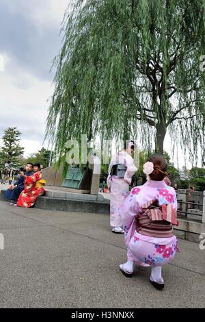 Tokyo, Japon. Oct 11, 2016. Les touristes habillés en kimono japonais se photographier devant un saule dans le quartier des divertissements d'Asakusa, Tokyo, Japon, le 11 octobre 2016. Un essor récent de touristes japonais et étrangers a fait des vacances un kimono de grosses affaires en divertissement d'Asakusa, Tokyo, Japon. Il y a quelques années, il y avait que 5 entreprises offrant la location de kimono, cette année, il y a autant de 25 à 30 entreprises offrant des services de location de Kimono. © Rory joyeux/ZUMA/Alamy Fil Live News Banque D'Images