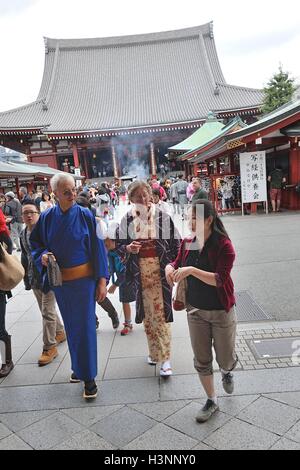 Tokyo, Japon. Oct 11, 2016. Les touristes étrangers habillés en kimono japonais devant le Temple Senso-ji dans le quartier des divertissements d'Asakusa, Tokyo, Japon, le 11 octobre 2016. Une récente vague de visiteurs étrangers a fait une grande entreprise location de Kimono en divertissement d'Asakusa, Tokyo, Japon. Il y a quelques années, il y avait que 5 entreprises offrant la location de kimono, cette année, il y a autant de 25 à 30 entreprises offrant des services de location de Kimono. © Rory joyeux/ZUMA/Alamy Fil Live News Banque D'Images