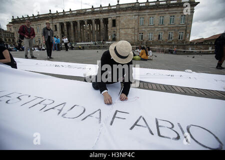 Bogota, Colombie. Oct 11, 2016. Coudre les chiffons blancs avec des noms de victimes des conflits entre les Forces armées révolutionnaires de Colombie (FARC) et le gouvernement, comme un acte symbolique pour soutenir l'accord de paix conclu entre les deux parties, à Bogota, capitale de la Colombie, au 11 octobre 2016. © Jhon Paz/Xinhua/Alamy Live News Banque D'Images