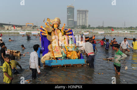 New Delhi, Inde. Oct 11, 2016. Les dévots hindous immerger l'idole de la Déesse Durga Yamuna River dans le dernier jour de la Durga Puja festival à New Delhi, Inde, le 11 octobre 2016. Durga Puja est une des plus grandes fêtes Hindoues qui implique l'adoration de la Déesse Durga symbolisant la puissance et le triomphe du bien sur le mal dans la mythologie Hindoue. Credit : Stringer/Xinhua/Alamy Live News Banque D'Images