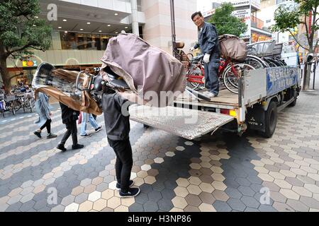 Tokyo, Japon. 12 octobre 2016. Les responsables de l'application de stationnement des vélos stationnés illégalement collecter, les bicyclettes et les placer sur un chariot d'entiercement location, Asakusa, Tokyo, Japon, le 11 octobre 2016. Le vélo est un moyen pratique et efficace de voyager autour de Tokyo. Toutefois, si vous garez votre vélo illégalement, il peut être mis en fourrière, et vous aurez à payer une somme de 30 $ à 50 dollar amende et voyage dans une incommodément situé à saisir lot en vue de le récupérer. © Rory joyeux/ZUMA/Alamy Fil Live News Banque D'Images