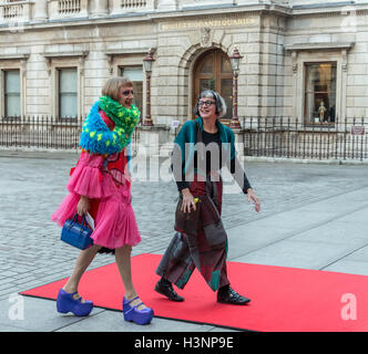 Londres, Royaume-Uni. Oct 11, 2016. Grayson Perry et son épouse Philippa (R) assister à la cérémonie de remise des prix à l'Académie Royale des Arts Crédit : Guy Josse/Alamy Live News Banque D'Images