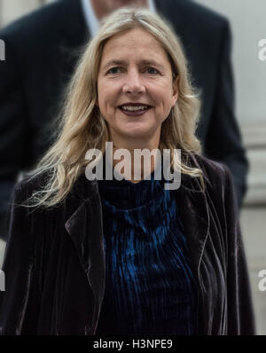 Londres, Royaume-Uni. Oct 11, 2016. Iwona Blazwick, critique d'art et directeur de la Whitechapel Art Gallery, assiste à la cérémonie de remise des prix de la Royal Academy of Arts Crédit : Guy Josse/Alamy Live News Banque D'Images