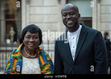 Londres, Royaume-Uni. Oct 11, 2016. David Adjaye, ghanéen architecte britannique, assiste à la cérémonie de remise des prix avec sa mère à la Royal Academy of Arts Crédit : Guy Josse/Alamy Live News Banque D'Images