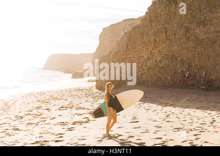 Surfer avec surfboard on beach, Santa Cruz, Californie, USA Banque D'Images