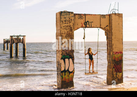 Femme debout sur la balançoire, vieille Davenport Pier, Santa Cruz, Californie, USA Banque D'Images