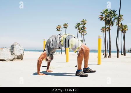 Man, l'exercice sur la plage, en position de yoga, Long Beach, Californie, USA Banque D'Images