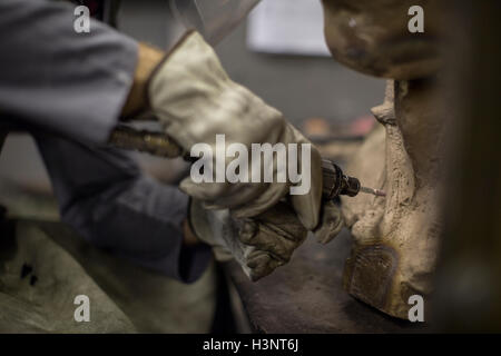 Des ateliers d'artistes sculpteur dans la création de la sculpture à l'aide d'outils à main Banque D'Images