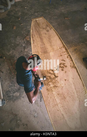 En paddleboard artisan en atelier, overhead view Banque D'Images